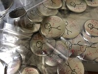 西荻窪の雑貨屋・ニヒル牛での購入者特典となる缶バッジ。