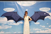 フォトスポットで神之怒（メギド）のポーズを決める嵐莉菜。