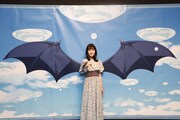 フォトスポットで神之怒(メギド)のポーズを決める岡咲美保。