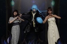 左が岡咲美保、中央がリムルの像、右が嵐莉菜。