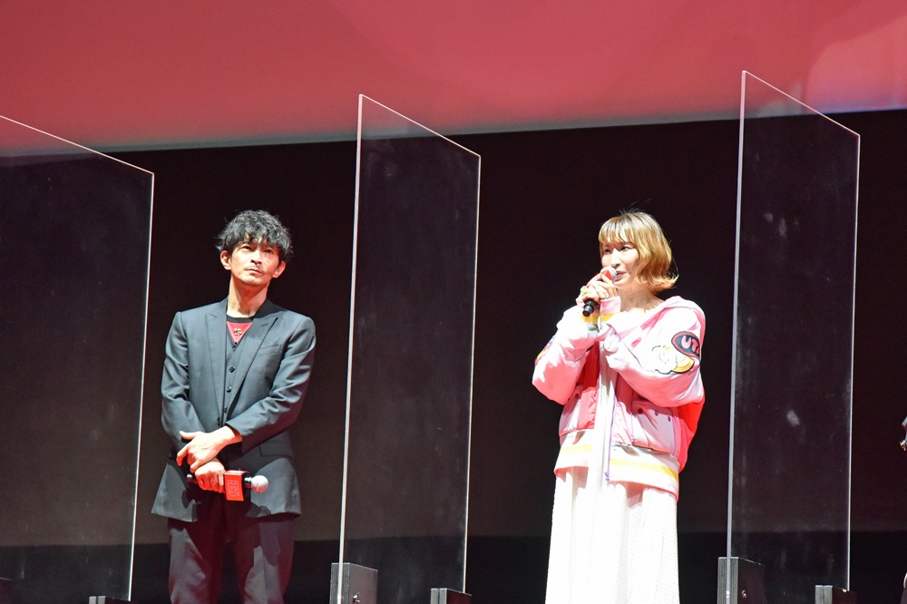 左から津田健次郎、名塚佳織。