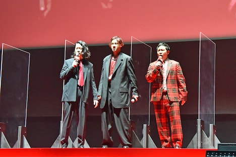 左から粗品、山田裕貴、せいや。