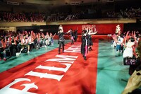 カーペットを進む麦わらの一味キャスト。