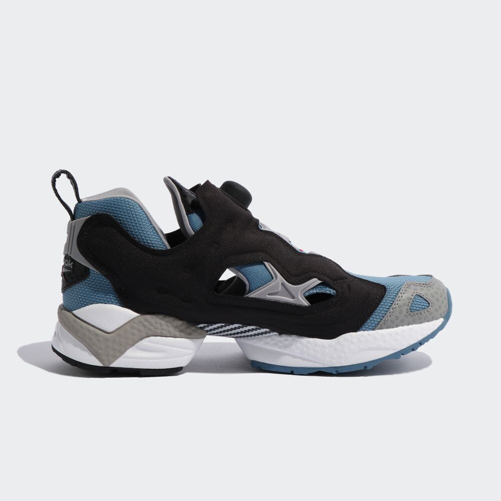 「INSTAPUMP FURY 95」（[GY1589] サックスブルー）