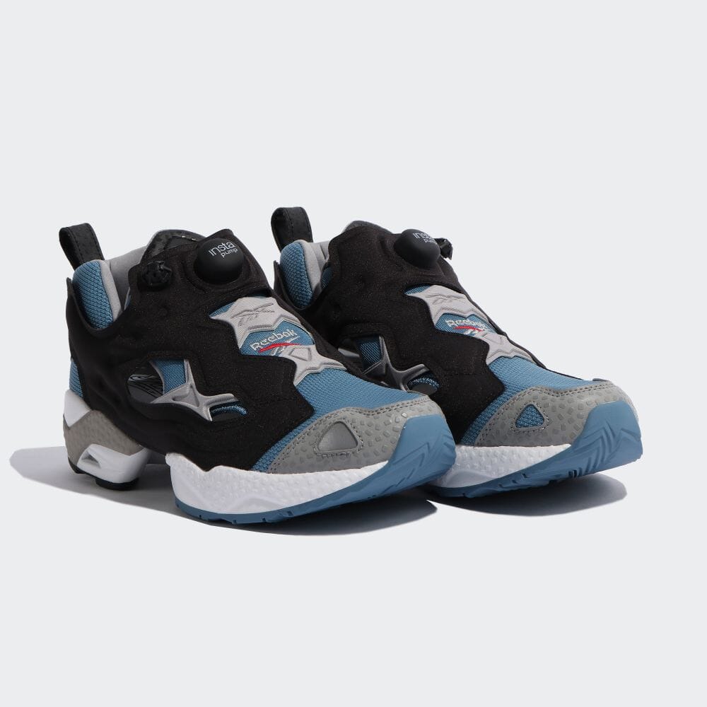 「INSTAPUMP FURY 95」（[GY1589] サックスブルー）