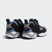 「INSTAPUMP FURY 95」（[GY1589] サックスブルー）