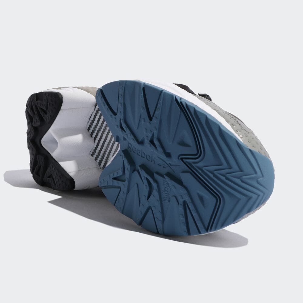 「INSTAPUMP FURY 95」（[GY1589] サックスブルー）