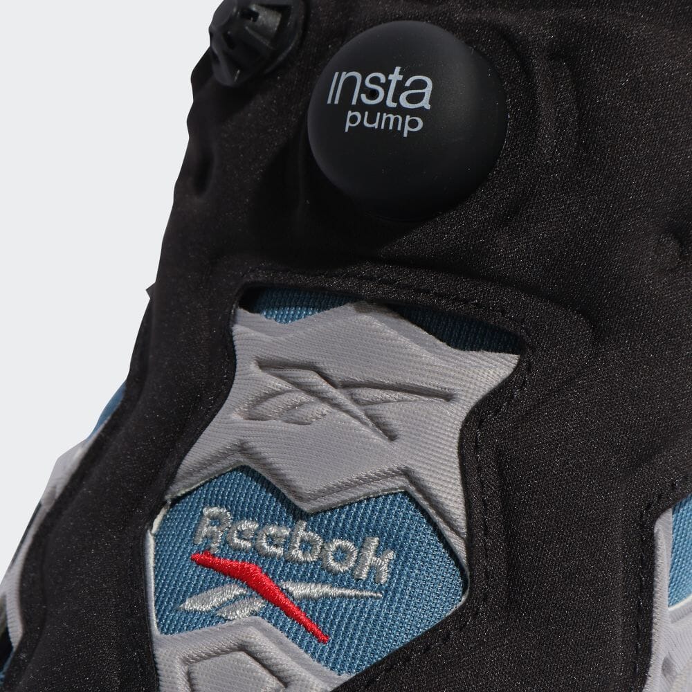 「INSTAPUMP FURY 95」（[GY1589] サックスブルー）