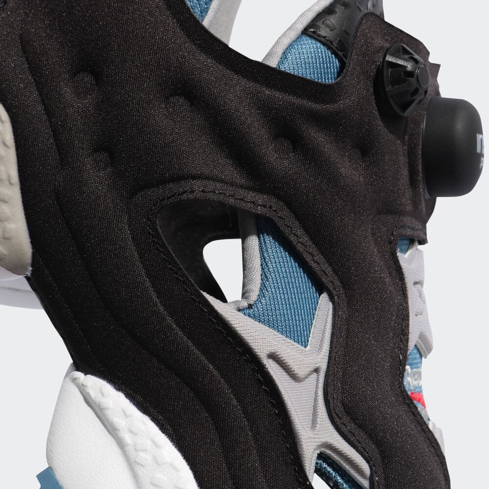 「INSTAPUMP FURY 95」（[GY1589] サックスブルー）