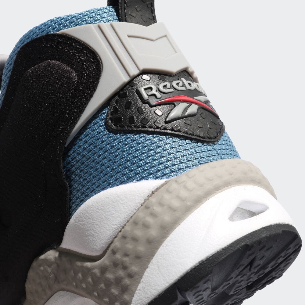 「INSTAPUMP FURY 95」（[GY1589] サックスブルー）