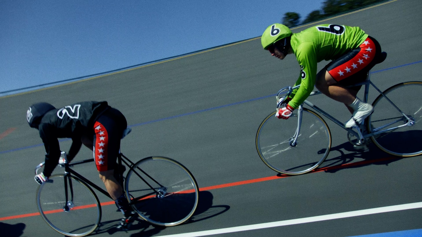 「一瞬でライバルに」篇30秒CMより。