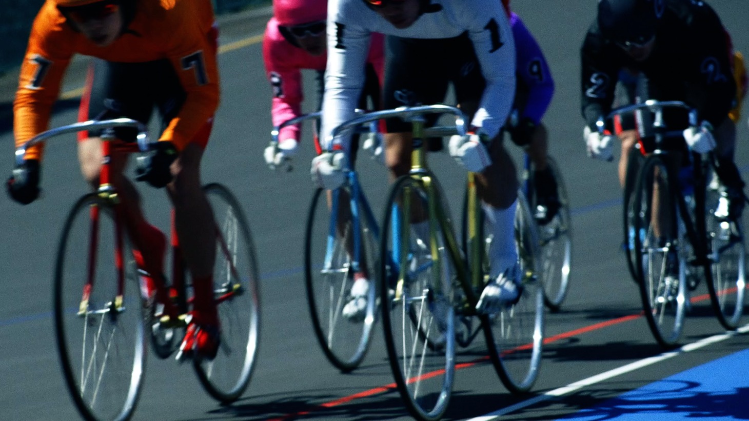 「一瞬でライバルに」篇30秒CMより。