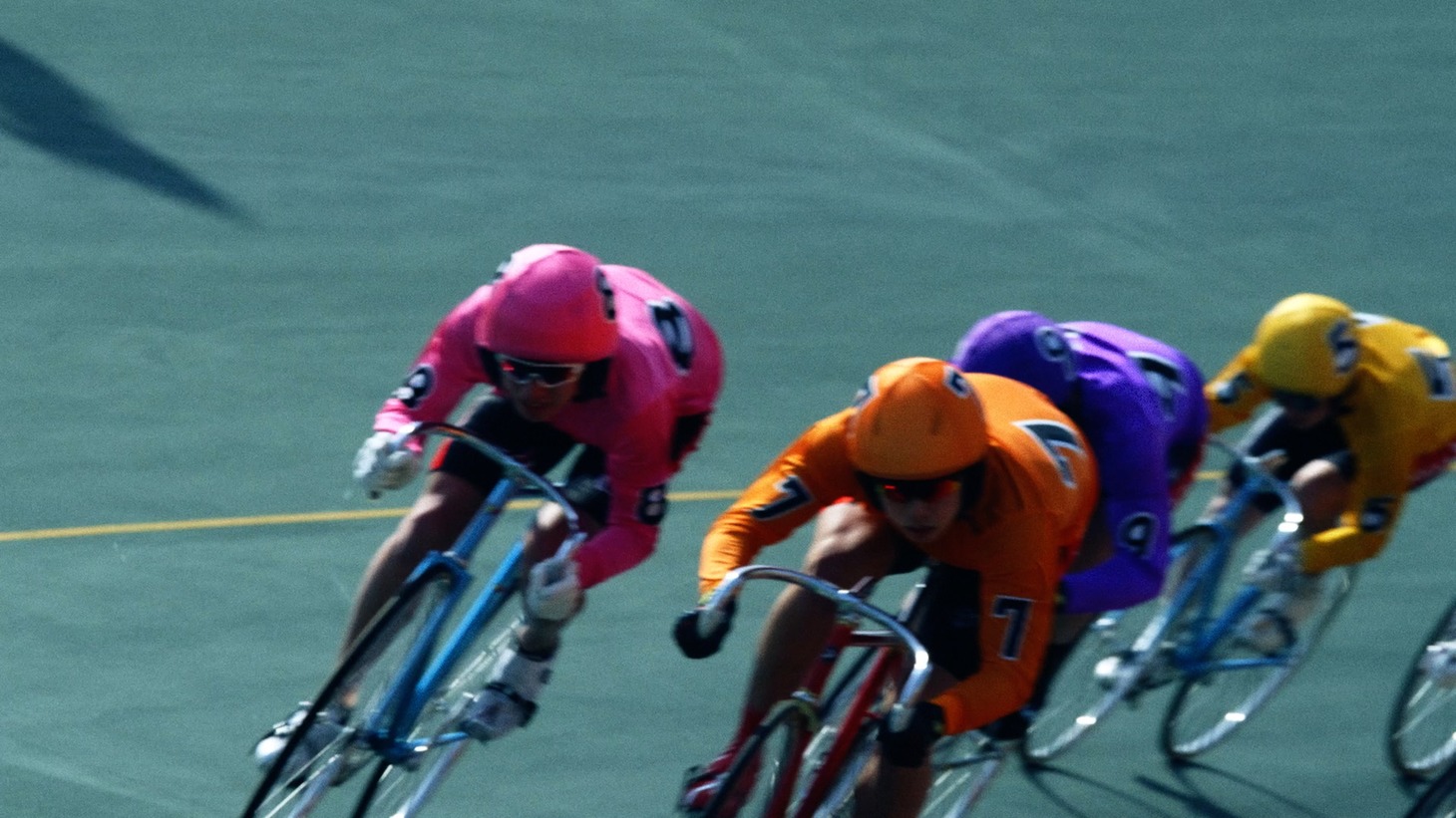 「一瞬でライバルに」篇30秒CMより。