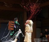 左が大槻裕一扮する竈門炭治郎、右が大槻文藏扮する累。（撮影：駒井壮介）