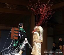 左が大槻裕一扮する竈門炭治郎、右が大槻文藏扮する累。（撮影：駒井壮介）