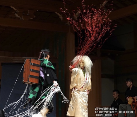 左が大槻裕一扮する竈門炭治郎、右が大槻文藏扮する累。(撮影:駒井壮介)