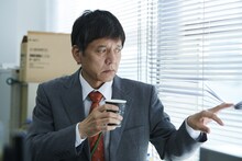 勝村政信扮する田中。