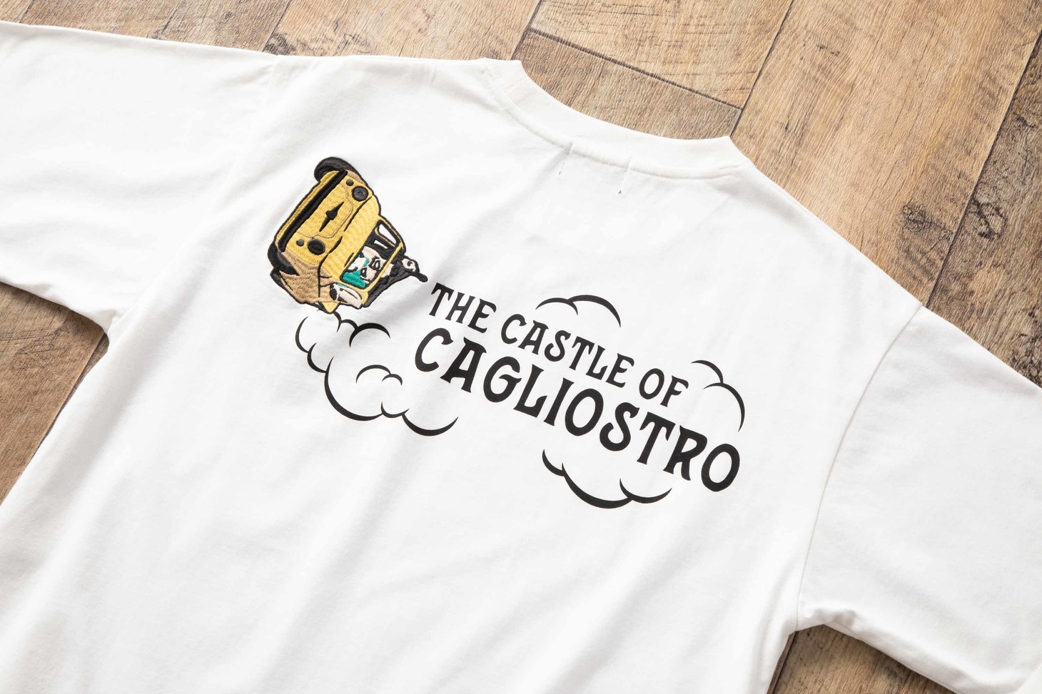 「カリオストロの城 半袖Tシャツ 車」の背面。