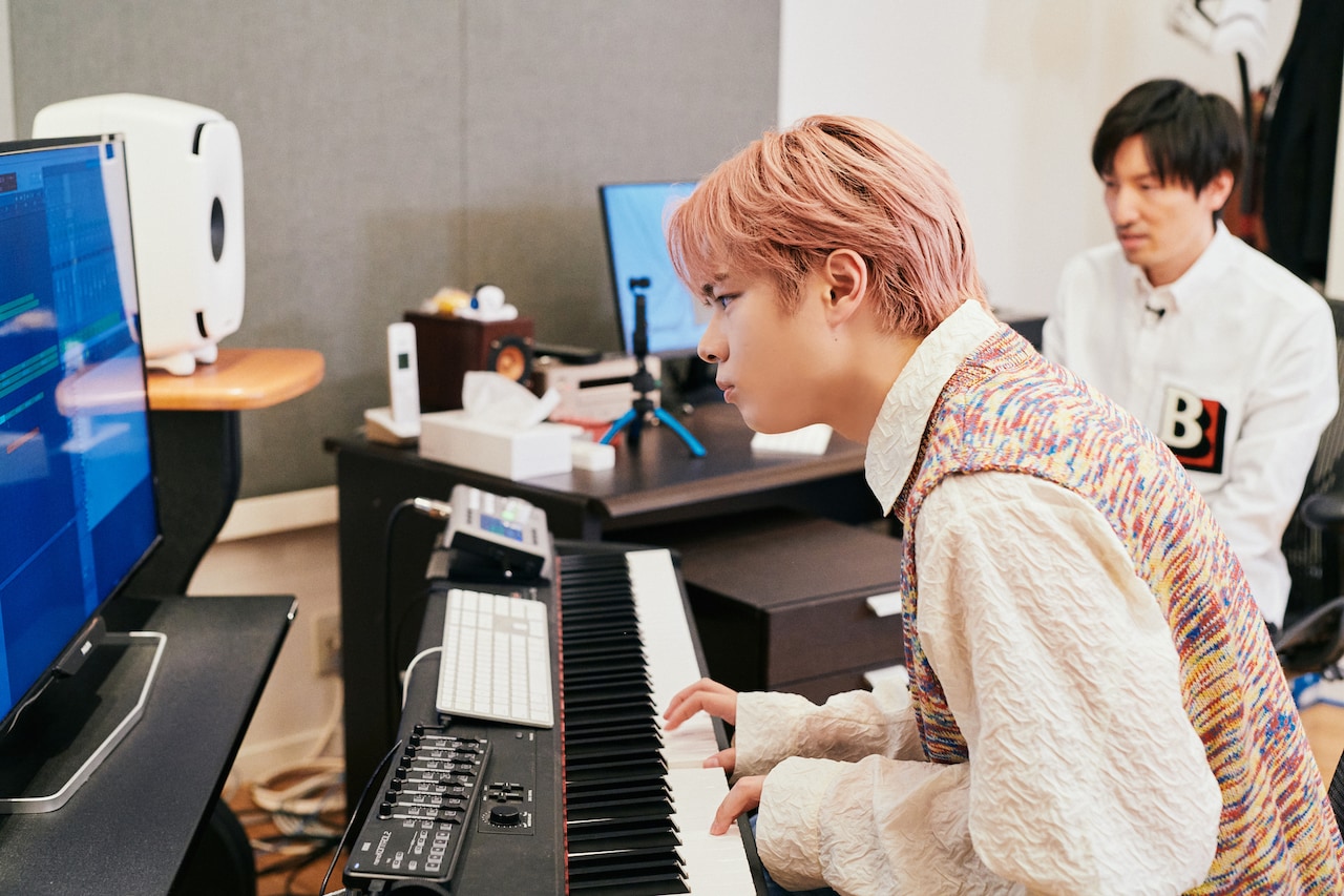 首を傾げながら鍵盤を叩く鶴房さん。