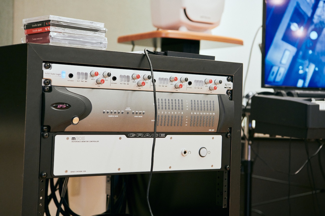 3段になっている機材の真ん中がPro Tools。