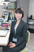 本城寺莉香役の葵わかな。