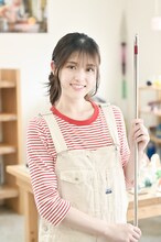 海山ナオ役の松村沙友理。 (c)若木民喜・小学館/2022 結婚するって、本当ですか製作委員会