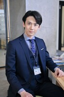 伊槻佳祐役の織部典成。