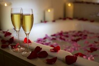 ローズバスとシャンパンのイメージ。