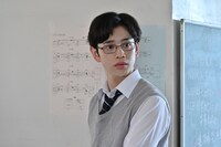 鈴木康介扮する香取。(c)「高良くんと天城くん」製作委員会・MBS