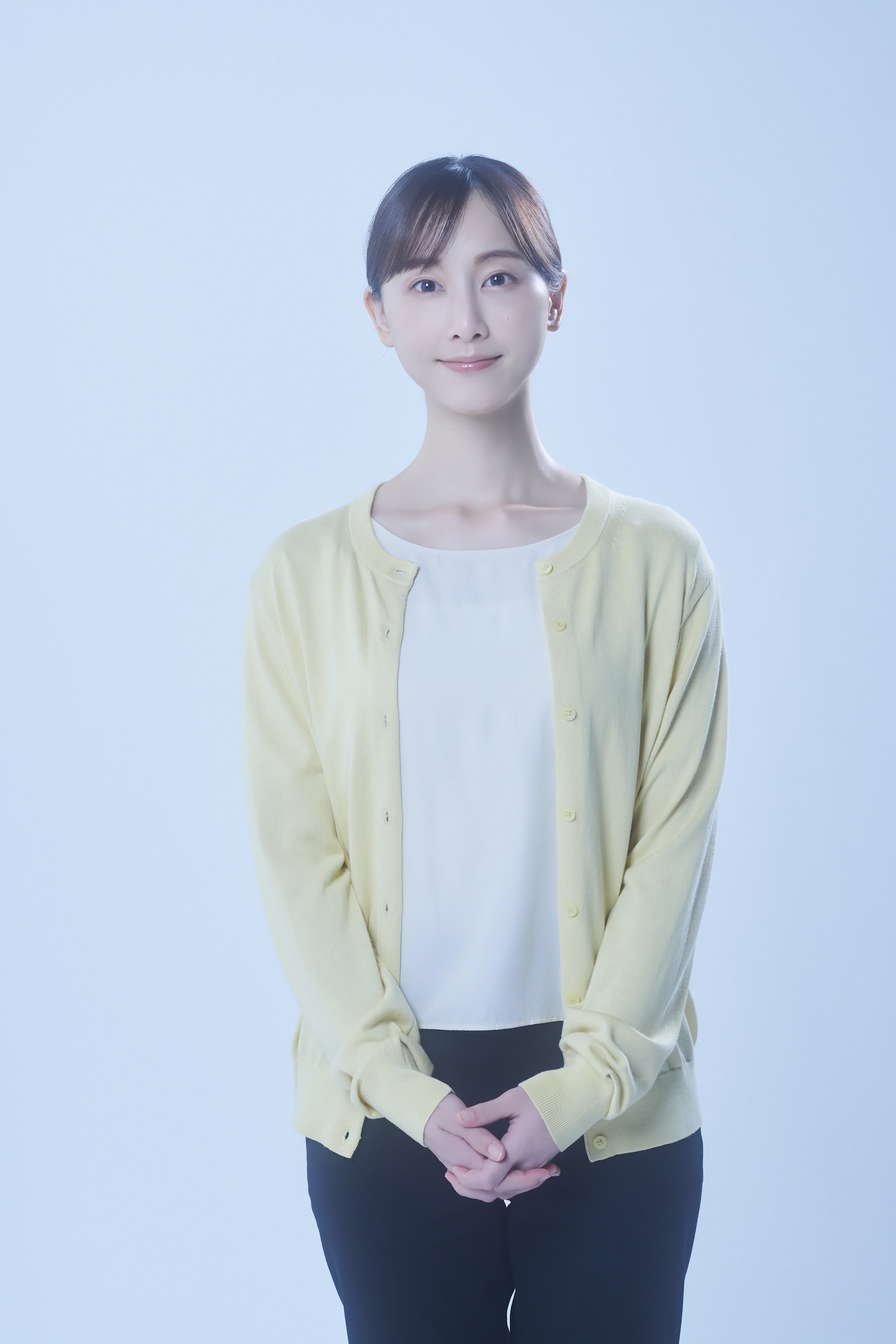 松井玲奈扮する柴沢由里。