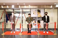 「『ドラゴンクエスト ダイの大冒険』展 ～勇者の軌跡 いざ最終決戦へ～」オープニングセレモニーにて。左から集英社の齋藤征彦氏、アニメでポップ役を務める豊永利行、東映アニメーションの内藤圭祐プロデューサー。