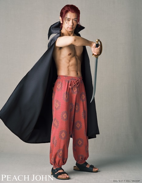 シャンクスになりきる野田クリスタル。