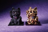 柿沼人形招き猫。左から小田切、倫子。価格は税込各1万2100円。