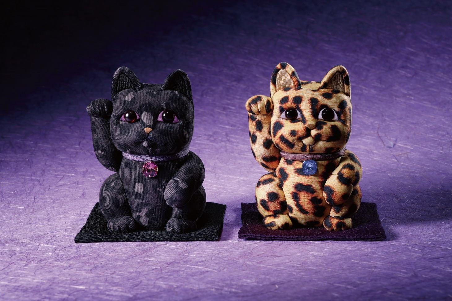 柿沼人形招き猫。左から小田切、倫子。価格は税込各1万2100円。