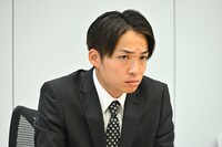 河井ゆずる演じる前岡浩志。