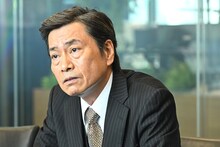 平田広明演じる湊啓一郎。