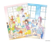 クリアファイル。左は「1年1組うちのクラスの女子がヤバい」、右は「2年1組うちのクラスの女子がヤバい」のもの。