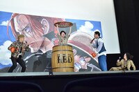 樽の中から現れた田中真弓と、その登場に驚く山田裕貴、せいや、粗品。