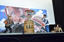 樽の中から現れた田中真弓と、その登場に驚く山田裕貴、せいや、粗品。