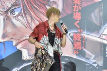 トークに熱が入り服を脱ぐ山田裕貴。