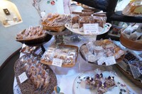 焼き菓子の販売コーナー。200円台からさまざまな焼き菓子が販売されている。