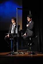 コメンタリー中、画面に見入る関智一と野島健児。