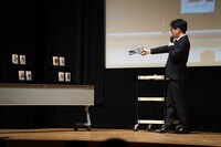 「市民を守れ！厚生省公安局刑事課一係」のコーナーでは、ドミネーターを模したゴム鉄砲で、セリフの入った箱を倒していく。