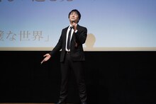 セリフを披露した後、観客からの拍手を浴びる関智一。