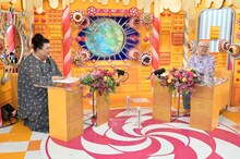 「マツコの知らない世界」より、マツコ・デラックス（左）と案内人の佐藤敦弘（右）。