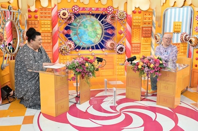 「マツコの知らない世界」より、マツコ・デラックス（左）と案内人の佐藤敦弘（右）。