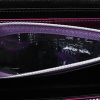 悪魔ほむらモデルの長財布。