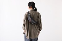 悪魔ほむらモデルのバッグの使用イメージ。