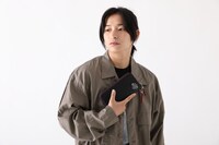 悪魔ほむらモデルの長財布の使用イメージ。