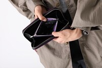 悪魔ほむらモデルの長財布の使用イメージ。